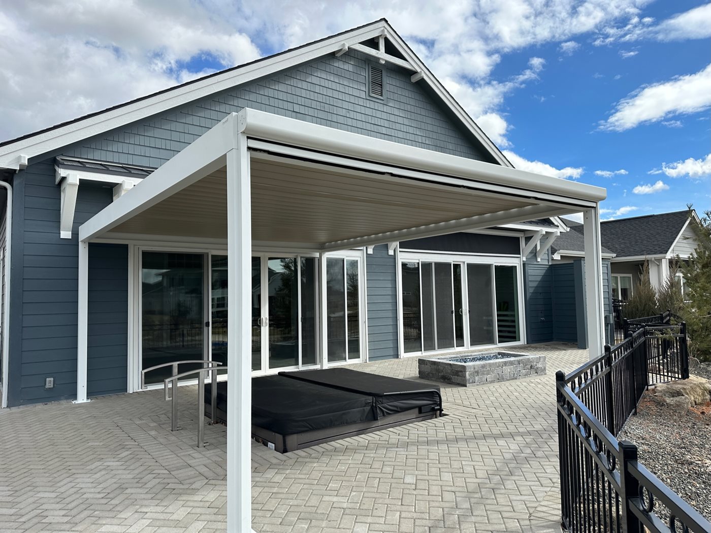 Freestanding-Alba-with-Stratus-Screen-at-Idaho-Residence-by-Blind-Appeal-(6).JPG